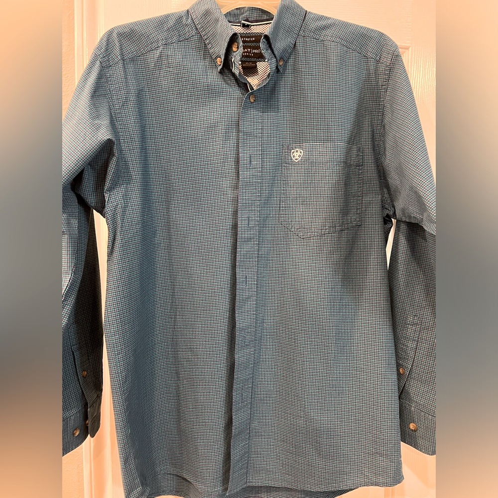 Ariat men’s button down shirt. Medium Blue checkered. Great condition.
